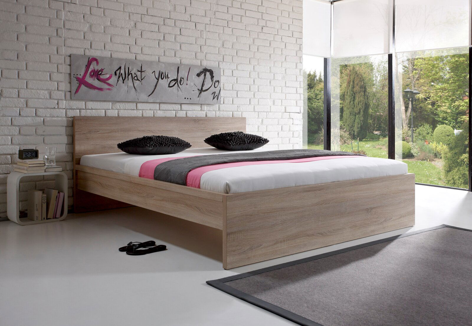 Z2 Bett MALMÖ Modernes Holzbett in einem hellen Raum mit großen Fenstern, seitliche Perspektive