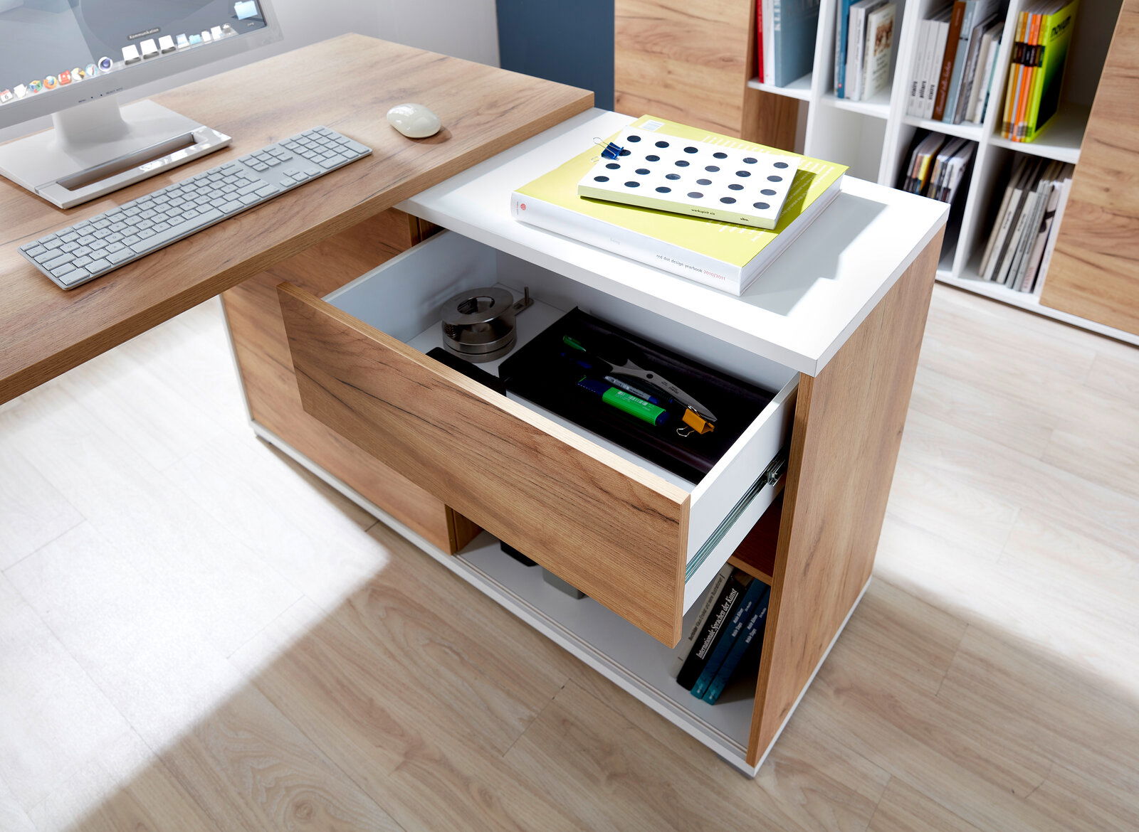 Moderner Schreibtisch mit Holzoptik, geöffnete Schublade mit Bürobedarf, seitliche Perspektive