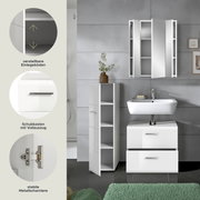 Modernes weißes Badmöbel-Set im Badezimmer: Wandspiegelschrank mit geöffneten Türen, Waschbecken-Unterschrank mit zwei Schubladen und seitlicher Hochschrank mit geöffneter Tür; links Detailhinweise zu verstellbaren Einlegeböden, Schubkasten mit Vollauszug