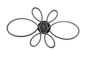 Moderne plafondlamp FLY met gebogen, ovale vormen, gezien van onderaf.
