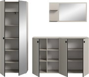 Modernes Badezimmermöbel-Set in Grau mit gerillten Fronten: Hochschrank und Unterschrank mit offenen Fächern und teils geöffneten Türen sowie großer Spiegel mit Ablagen, Ansicht schräg von vorn.