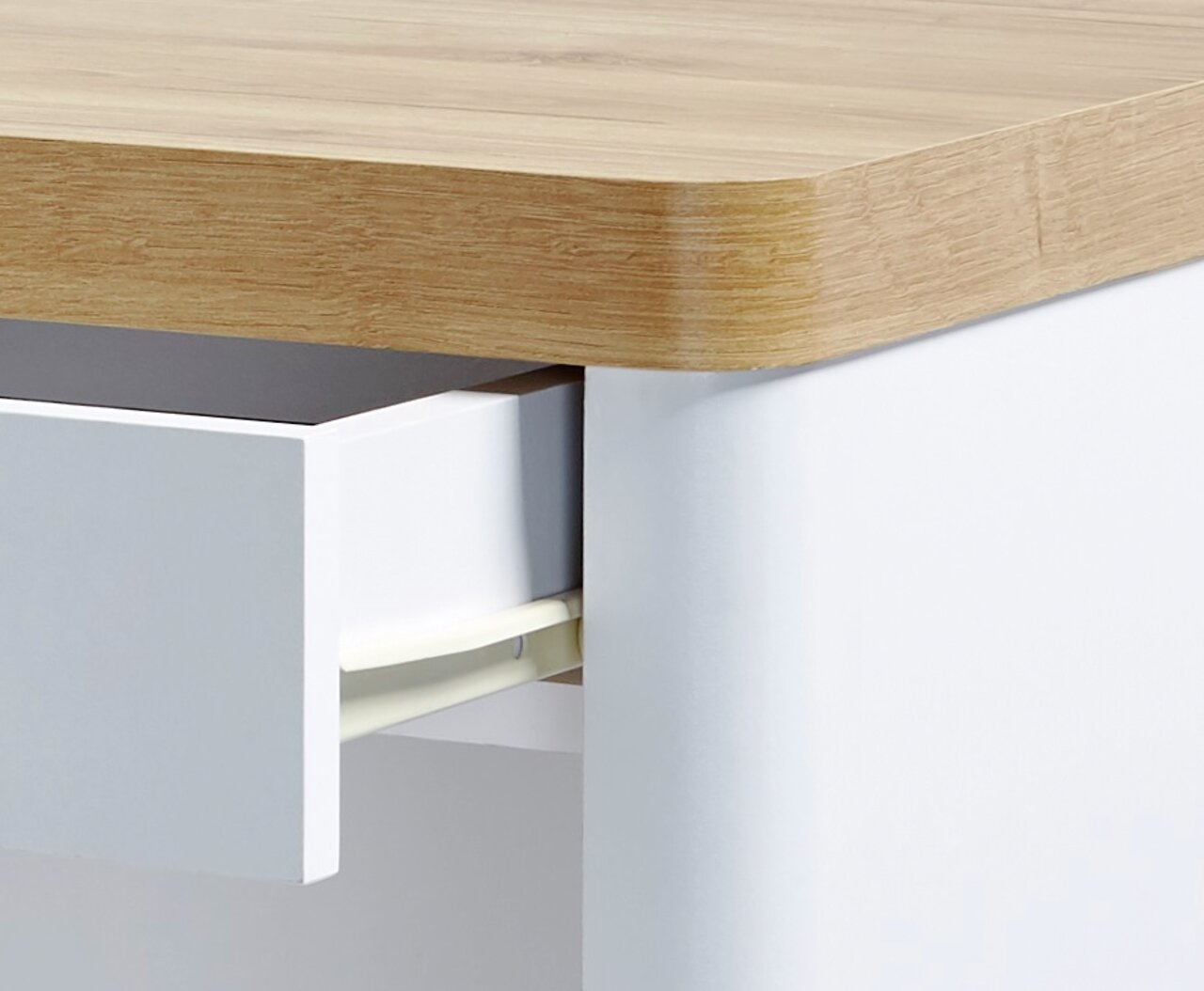 Nahaufnahme eines Schreibtisches mit Holzoberfläche und einer geöffneten weißen Schublade.