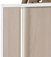 Nahaufnahme eines Midischranks mit Holzoptik und weißem Rahmen, seitliche Perspektive