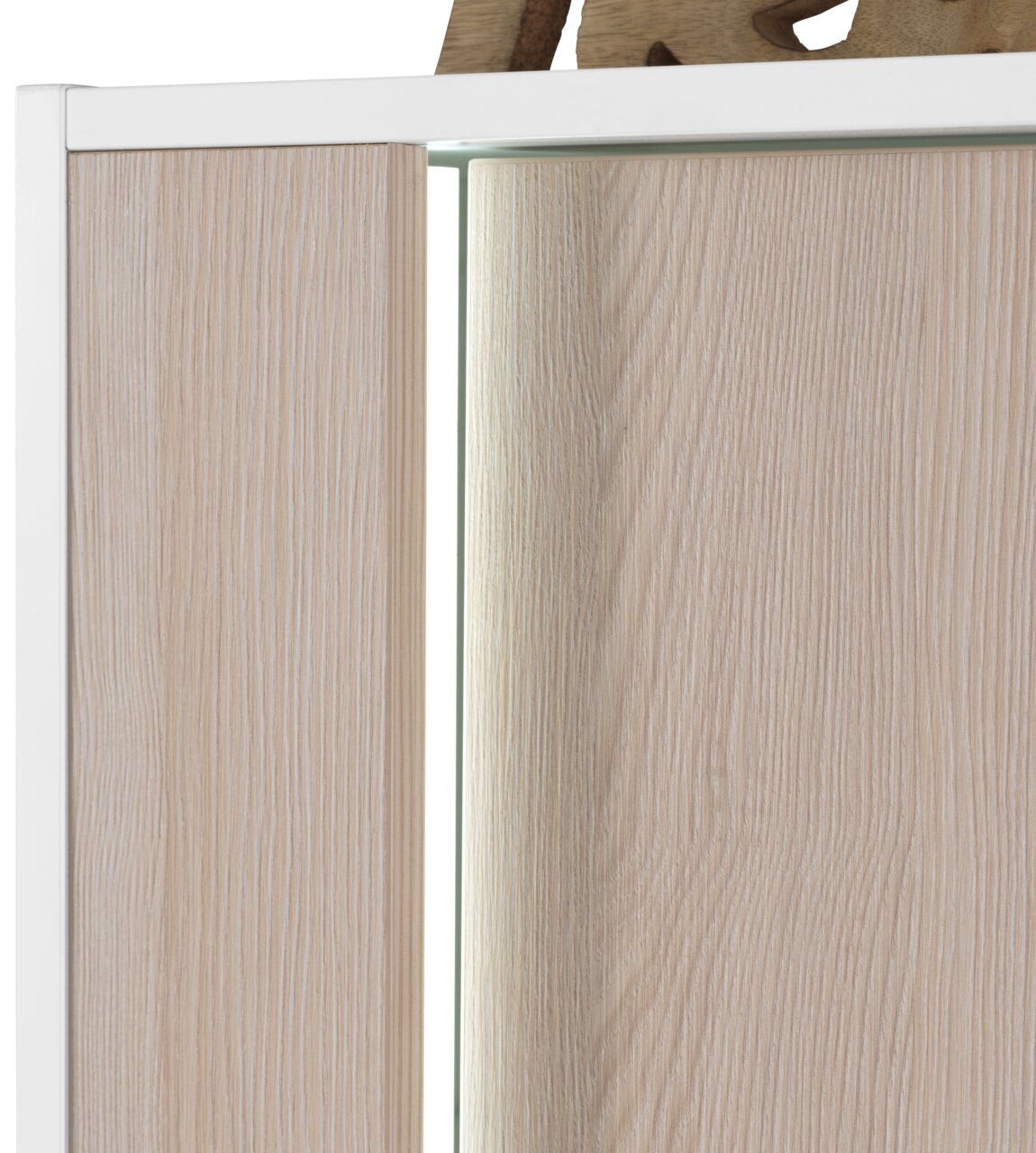Voleo Midischrank FREYA Nahaufnahme eines Midischranks mit Holzoptik und weißem Rahmen, seitliche Perspektive