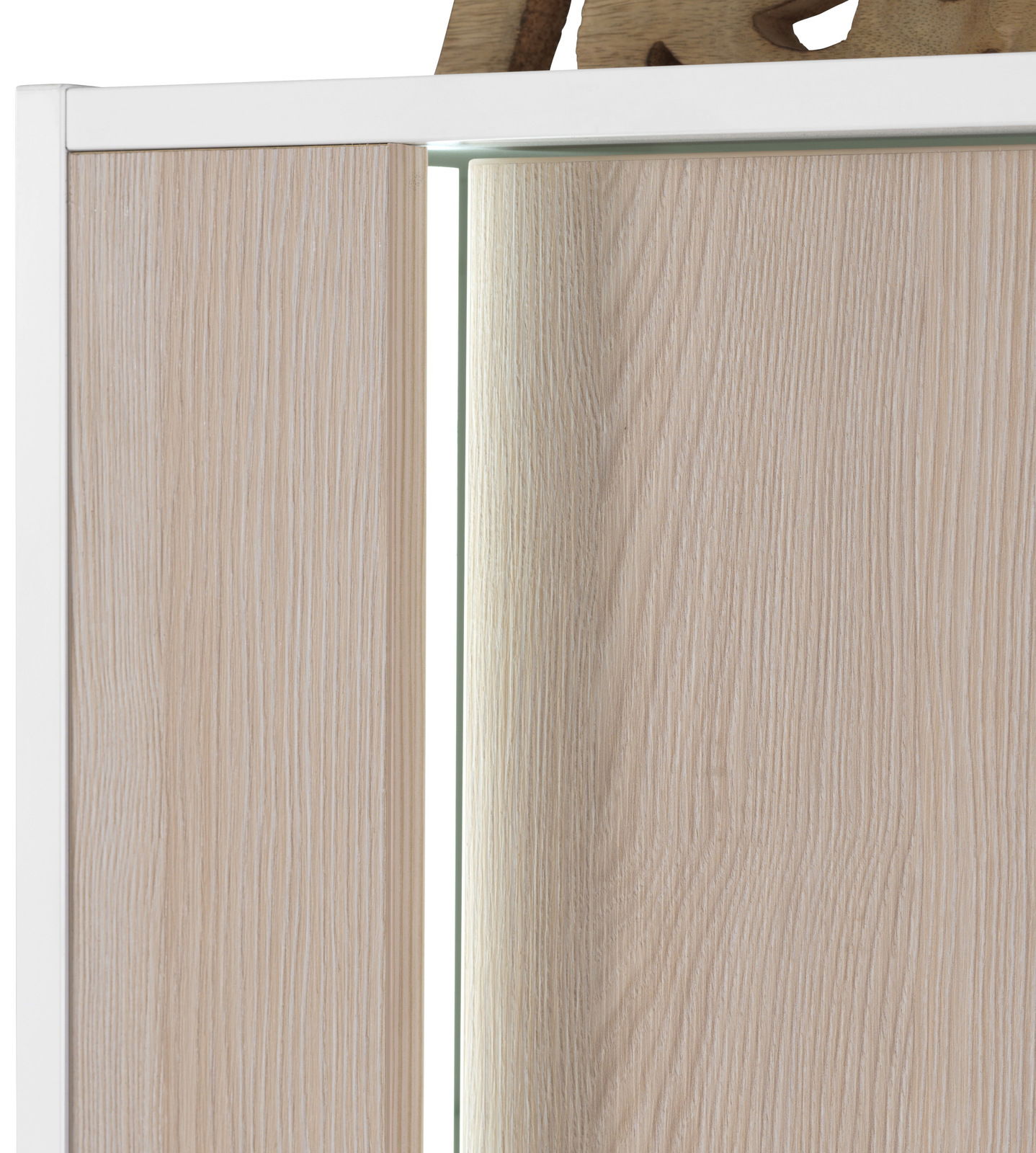 Nahaufnahme eines Midischranks mit Holzoptik und weißem Rahmen, seitliche Perspektive