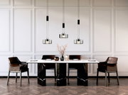 Moderne Pendelleuchte LavinFischer & Honsel über einem eleganten Esstisch, frontal betrachtet.