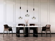 Moderne Pendelleuchte LavinFischer & Honsel über einem eleganten Esstisch, frontal betrachtet.