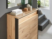 Moderner Schuhschrank aus Holz mit dekorativen Büchern und Vasen, seitliche Perspektive