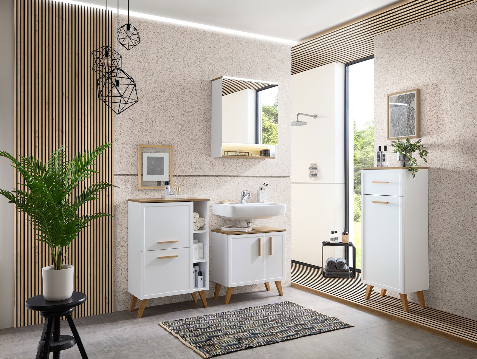 Modernes Badezimmer mit weißen Schränken auf Holzfüßen, Waschbecken und Spiegel, seitliche Perspektive.