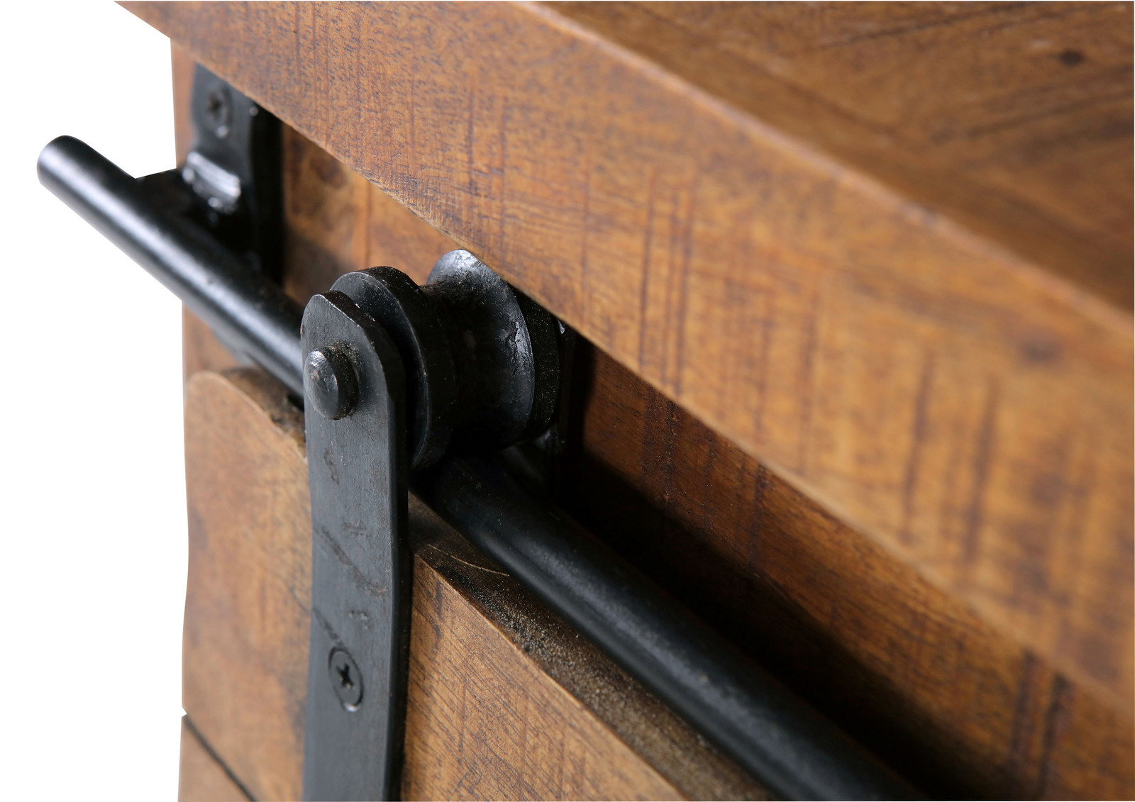 Nahaufnahme eines Holz-Sideboards mit schwarzem Metallschiebemechanismus, seitliche Perspektive