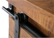 Nahaufnahme eines Holz-Sideboards mit schwarzem Metallschiebemechanismus, seitliche Perspektive
