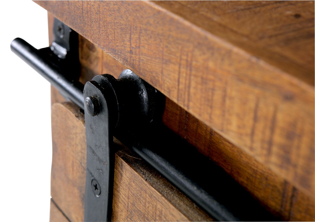 Close-up van een houten dressoir met een zwart metalen schuifmechanisme, gezien vanaf de zijkant