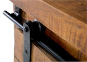 Close-up van een houten dressoir met een zwart metalen schuifmechanisme, gezien vanaf de zijkant