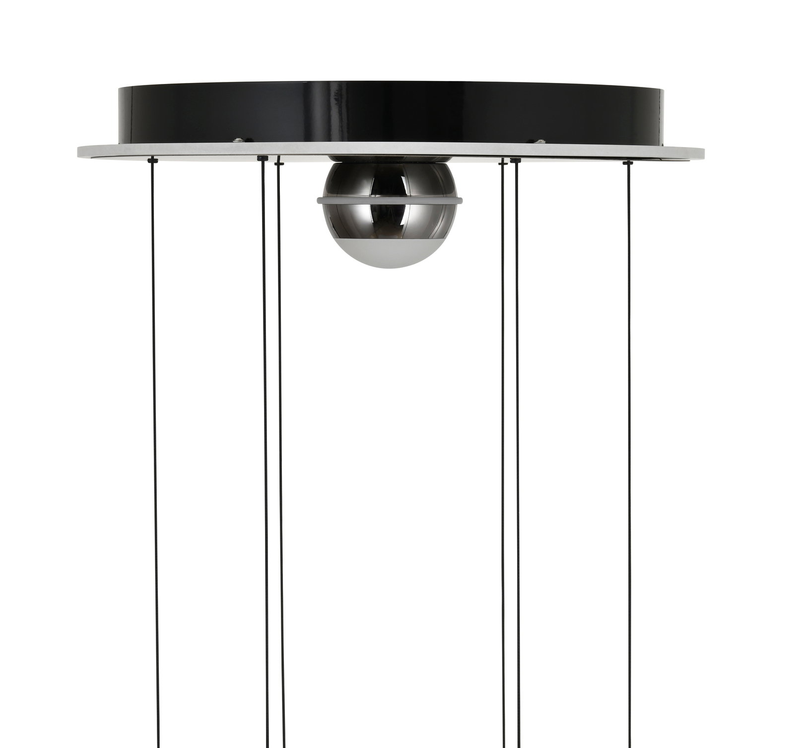 Moderne LED-Pendelleuchte mit schwarzem, rundem Gehäuse und silberner Kugel in der Mitte, seitliche Perspektive