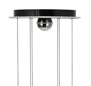 Moderne LED-Pendelleuchte mit schwarzem, rundem Gehäuse und silberner Kugel in der Mitte, seitliche Perspektive