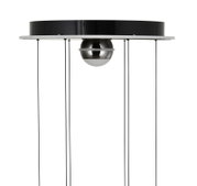 Moderne LED-Pendelleuchte mit schwarzem, rundem Gehäuse und silberner Kugel in der Mitte, seitliche Perspektive