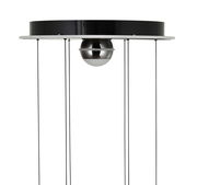 Moderne LED-Pendelleuchte mit schwarzem, rundem Gehäuse und silberner Kugel in der Mitte, seitliche Perspektive