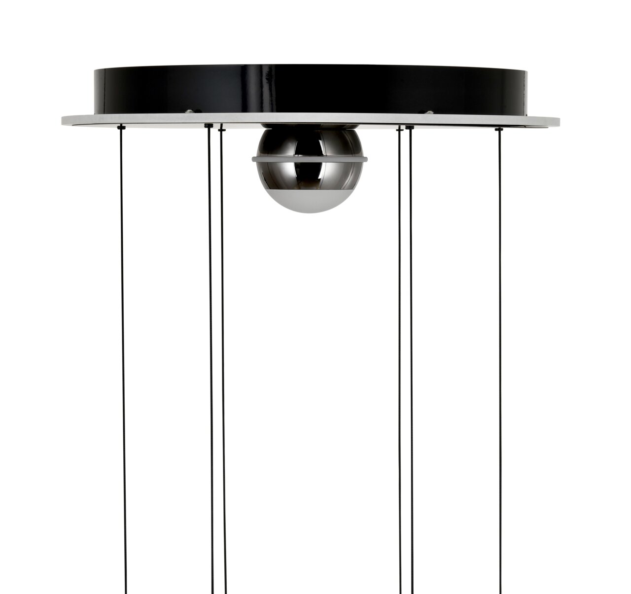 Moderne LED-hanglamp met een zwarte, ronde behuizing en een zilveren bol in het midden, gezien vanaf de zijkant