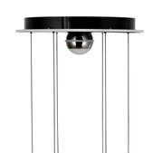 Moderne LED-hanglamp met een zwarte, ronde behuizing en een zilveren bol in het midden, gezien vanaf de zijkant