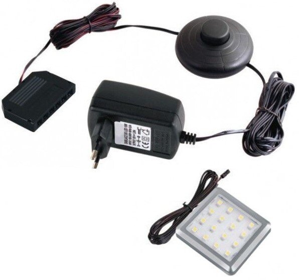 LED-Unterbauleuchten-Set mit Netzteil, runder Fußschalter und quadratischem LED-Panel mit Kabeln, freigestellt auf weißem Hintergrund, Ansicht von oben