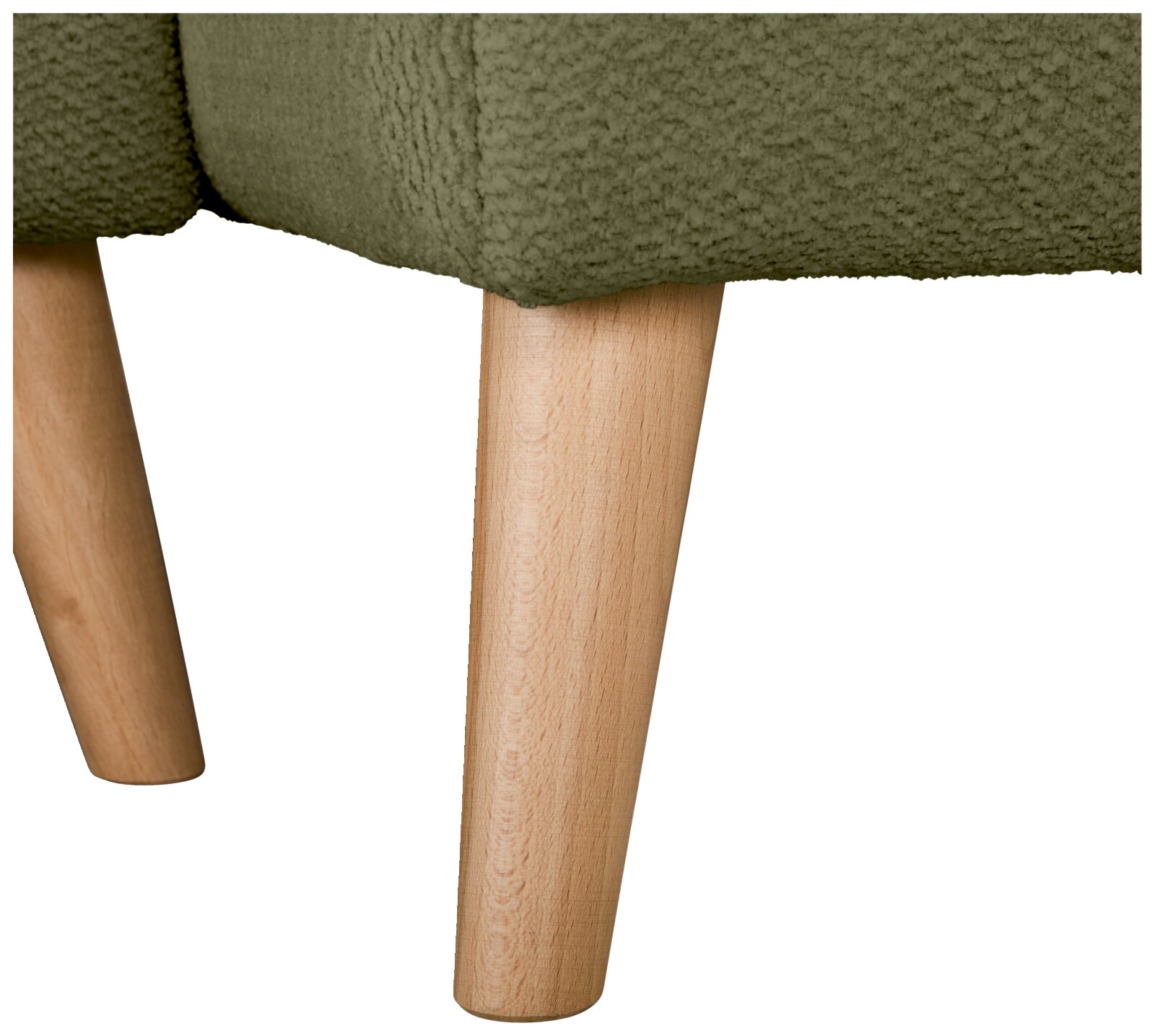 Nahaufnahme von zwei konischen Holzbeinen eines gepolsterten Sessels/Sofas mit olivgrünem, strukturiertem Stoffbezug, Ansicht von unten/seitlich
