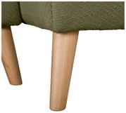 Nahaufnahme von zwei konischen Holzbeinen eines gepolsterten Sessels/Sofas mit olivgrünem, strukturiertem Stoffbezug, Ansicht von unten/seitlich