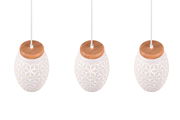 Drei moderne Pendelleuchten mit geometrischem Muster und Holzdetails, Ansicht von schräg oben.