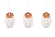 Drei moderne Pendelleuchten mit geometrischem Muster und Holzdetails, Ansicht von schräg oben.