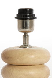 Nahaufnahme eines Lampenfußes mit einer runden, hölzernen Basis und einem metallischen Sockel, frontal betrachtet.