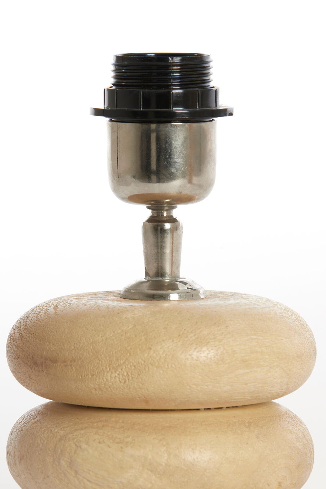 Nahaufnahme eines Lampenfußes mit einer runden, hölzernen Basis und einem metallischen Sockel, frontal betrachtet.