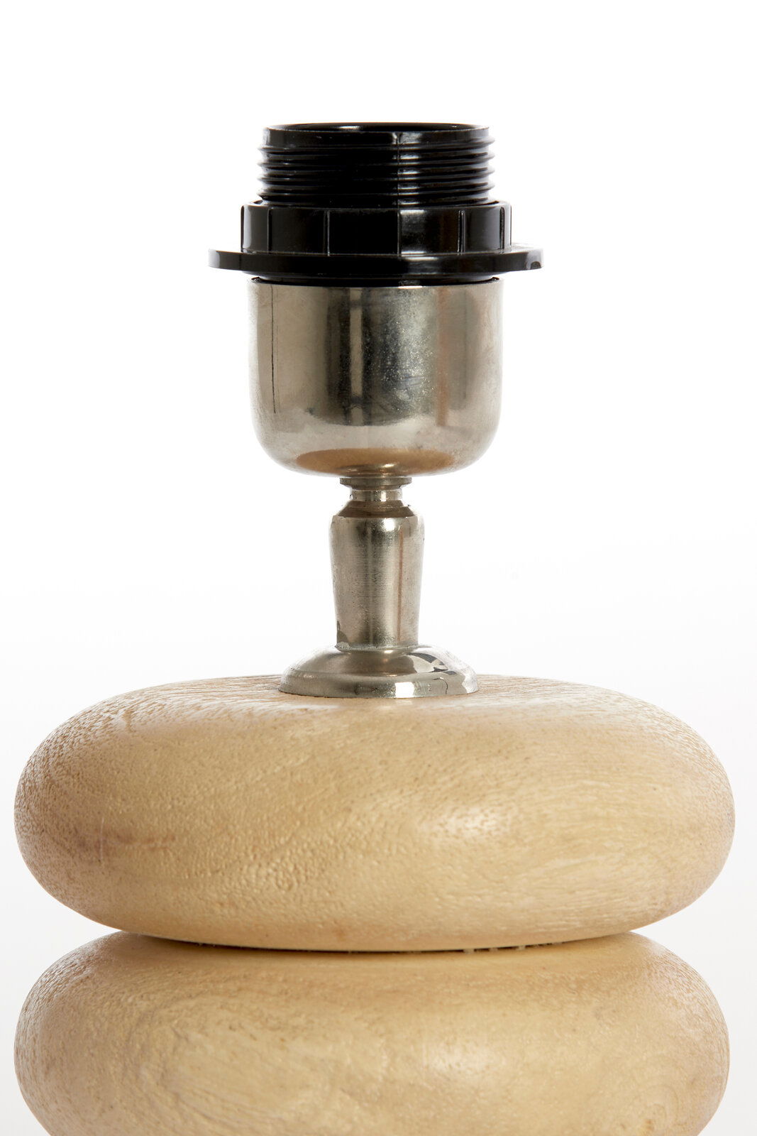 Nahaufnahme eines Lampenfußes mit einer runden, hölzernen Basis und einem metallischen Sockel, frontal betrachtet.