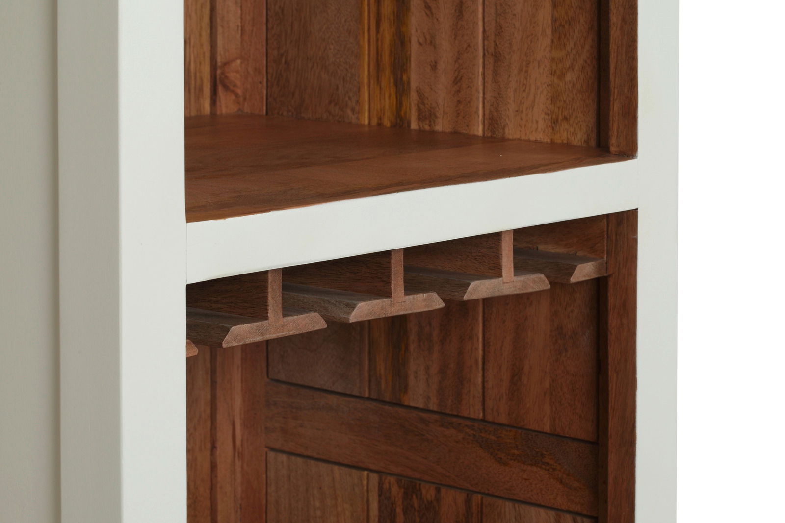 Nahaufnahme eines Barschrankes aus Holz mit weißem Rahmen und integrierten Glashaltern, seitliche Perspektive.