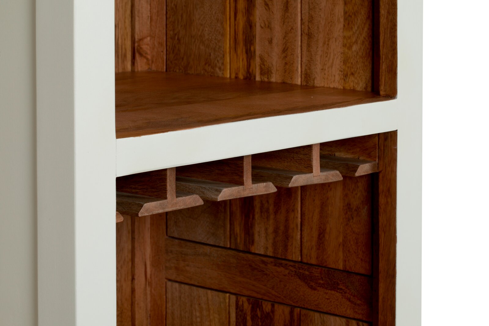 Close-up van een houten barkast met wit frame en ingebouwde glazenhouders, gezien vanaf de zijkant.