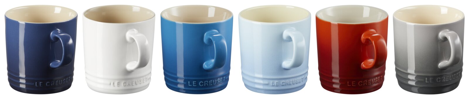 Sechs Le Creuset Keramikbecher in verschiedenen Farben (dunkelblau, weiß, blau, hellblau, rot, grau) in Frontansicht mit sichtbarem Henkel, freigestellt auf weißem Hintergrund