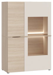 Moderne Vitrine aus hellem Holz mit integriertem LED-Licht, frontal betrachtet.