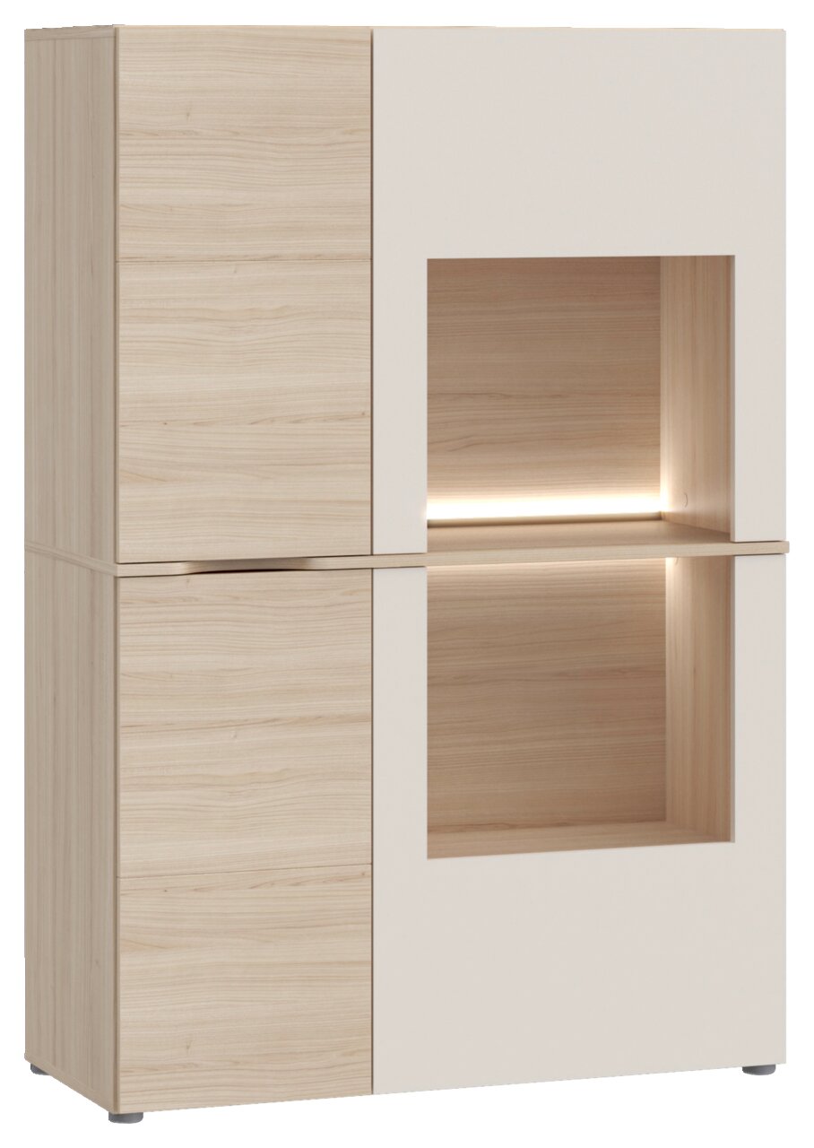 Moderne Vitrine aus hellem Holz mit integriertem LED-Licht, frontal betrachtet.