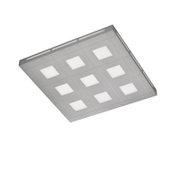 Quadratische Deckenleuchte in gebürsteter Metalloptik mit neun quadratischen Lichtfeldern und dekorativem Linienraster, aus schräger Untersicht dargestellt