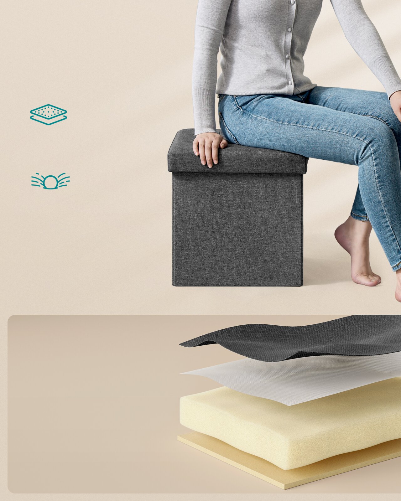 Dunkelgrauer, gepolsterter Sitzhocker/Boxhocker mit Stauraum, auf dem eine Person sitzt; Seitenansicht in leichter Schrägperspektive, unten Detailgrafik des mehrschichtigen Polsteraufbaus