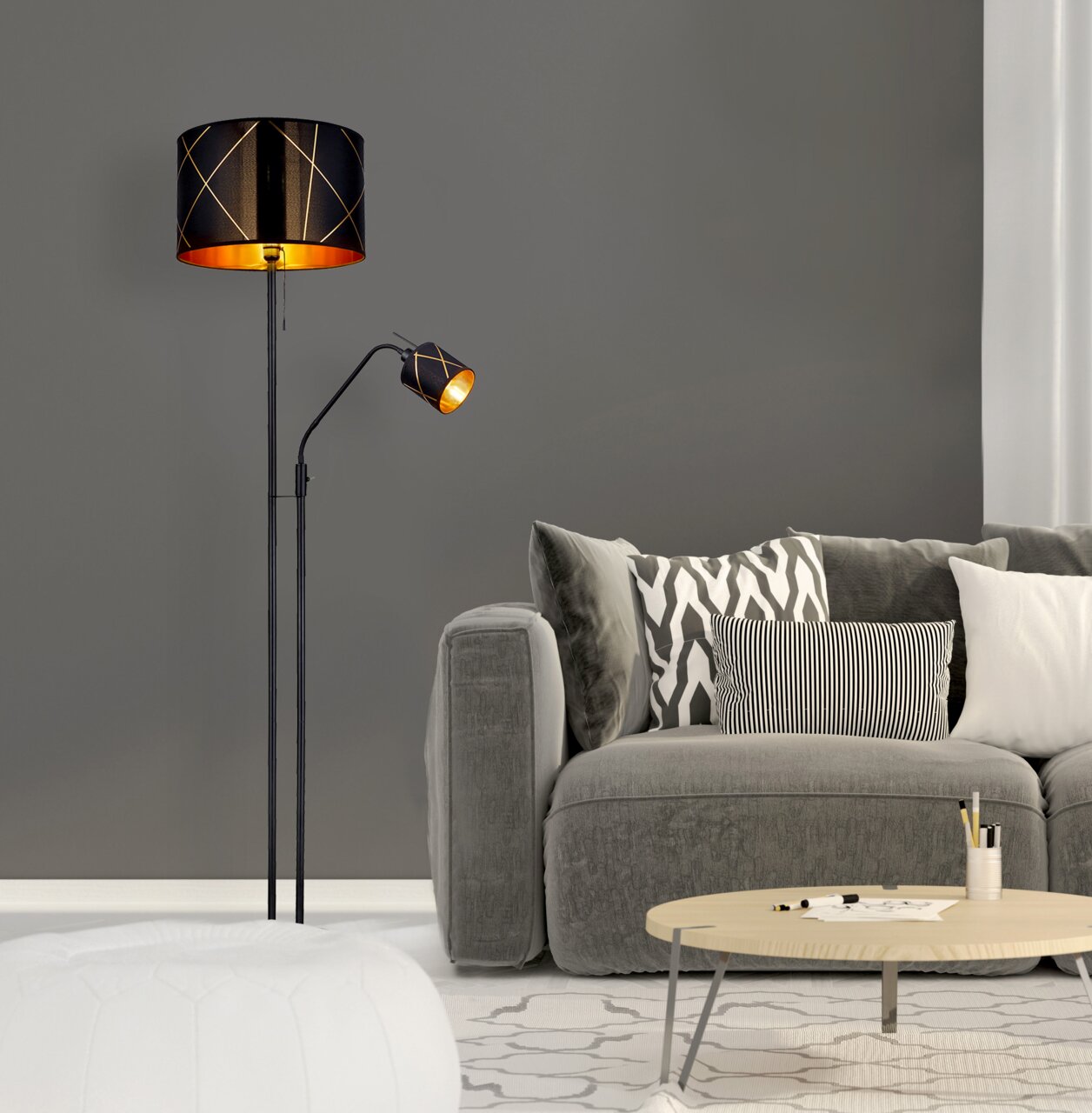 Moderne Stehleuchte mit zwei schwarzen Lampenschirmen und goldenen Akzenten, stehend neben einem grauen Sofa in einem stilvollen Wohnzimmer. Perspektive von vorne.
