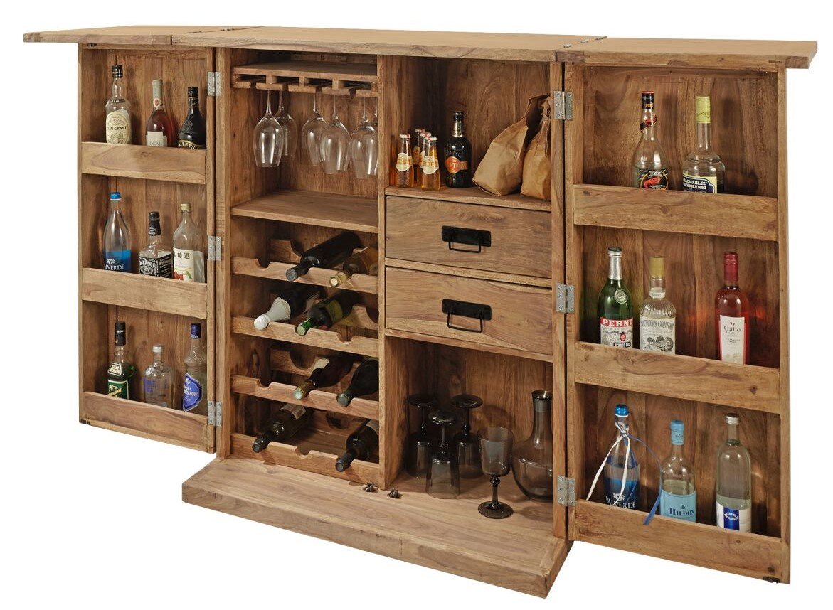 Open houten drank- en wijnkast met twee vleugeldeuren, flessenvakken in de deuren, geïntegreerd wijnrek, glazenhouders en twee lades; vooraanzicht licht schuin van voren.