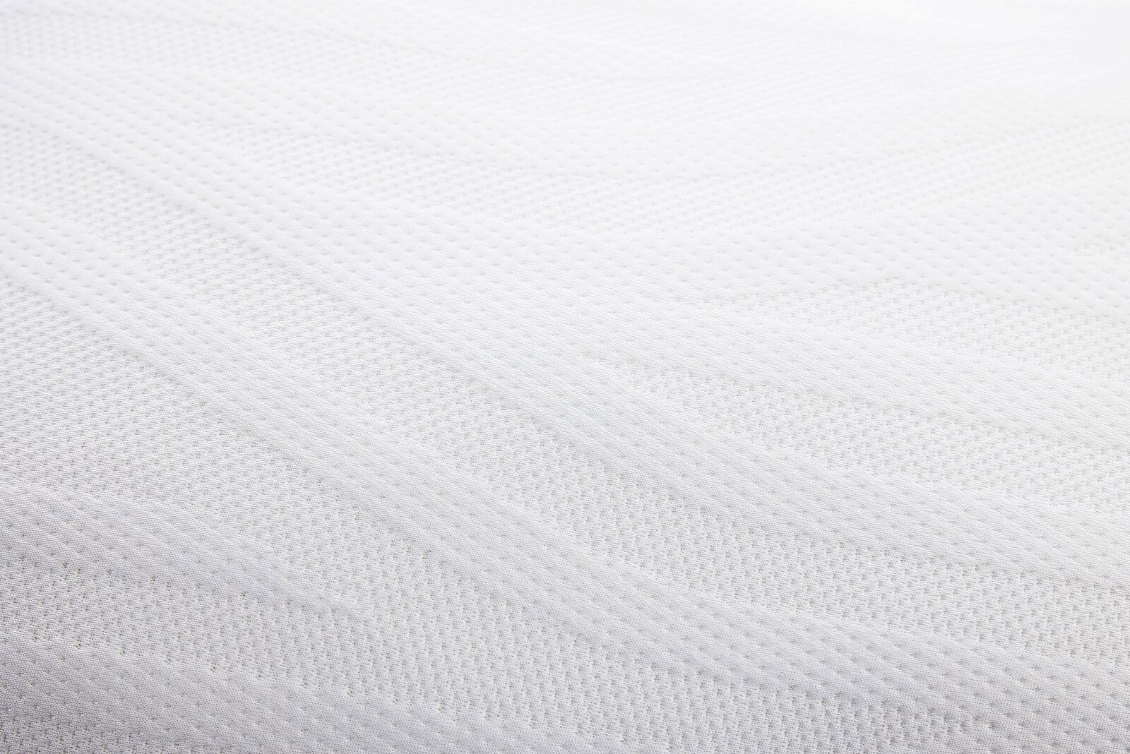 Nahaufnahme eines weißen Schlafkissens mit strukturierter Oberfläche