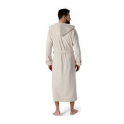 Rückansicht eines cremefarbenen Kapuzenbademantels in Größe S, getragen von einer Person.