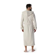 Rückansicht eines cremefarbenen Kapuzenbademantels in Größe S, getragen von einer Person.