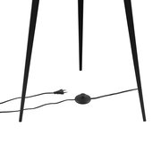 Nahaufnahme der unteren Hälfte einer schwarzen Stehleuchte mit drei Beinen und einem Fußschalter auf dem Boden.