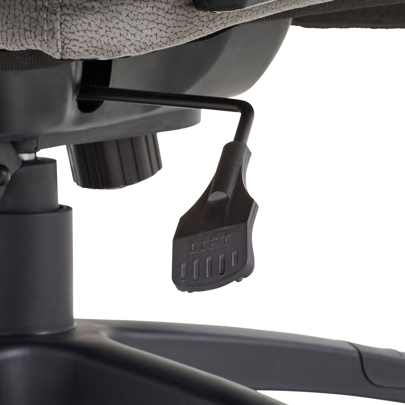 Nahaufnahme eines Chefsessels mit Fokus auf den Hebel zur Höhenverstellung, seitliche Perspektive.