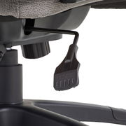 Nahaufnahme eines Chefsessels mit Fokus auf den Hebel zur Höhenverstellung, seitliche Perspektive.