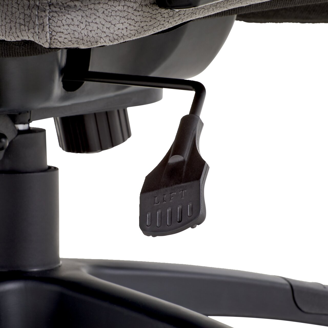 Nahaufnahme eines Chefsessels mit Fokus auf den Hebel zur Höhenverstellung, seitliche Perspektive.