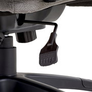 Nahaufnahme eines Chefsessels mit Fokus auf den Hebel zur Höhenverstellung, seitliche Perspektive.