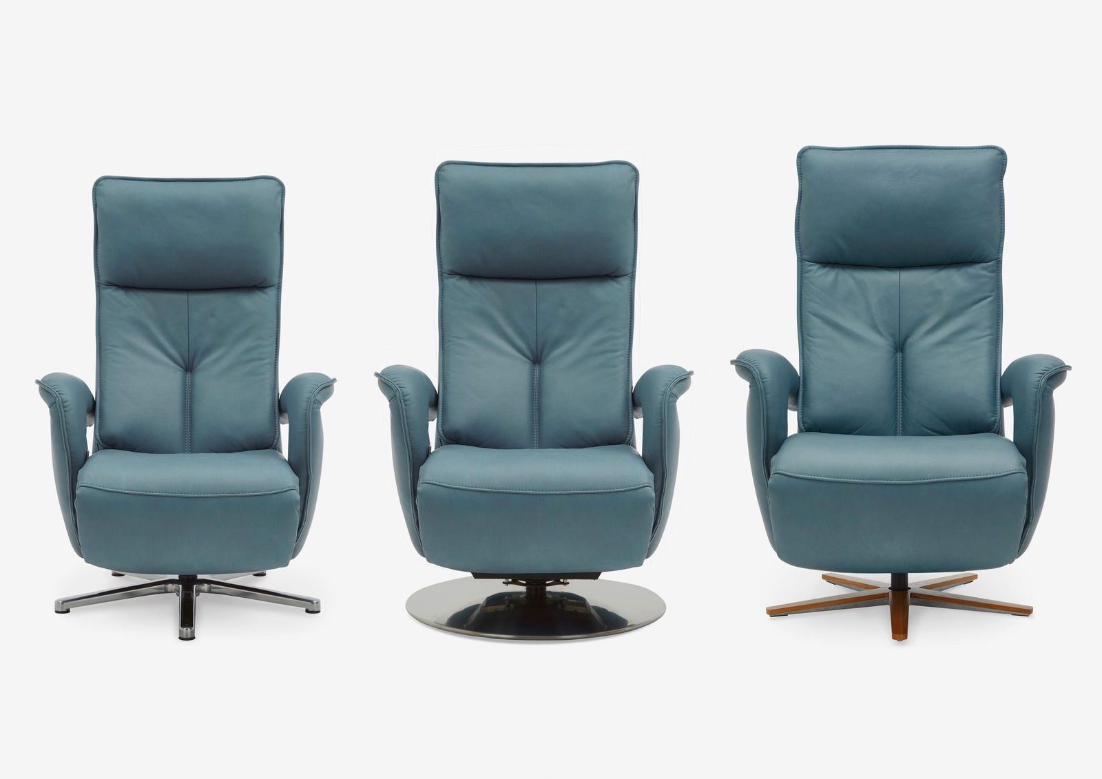 Drei blaue Relax-Sessel in Frontalansicht mit unterschiedlichen Fußgestellen.