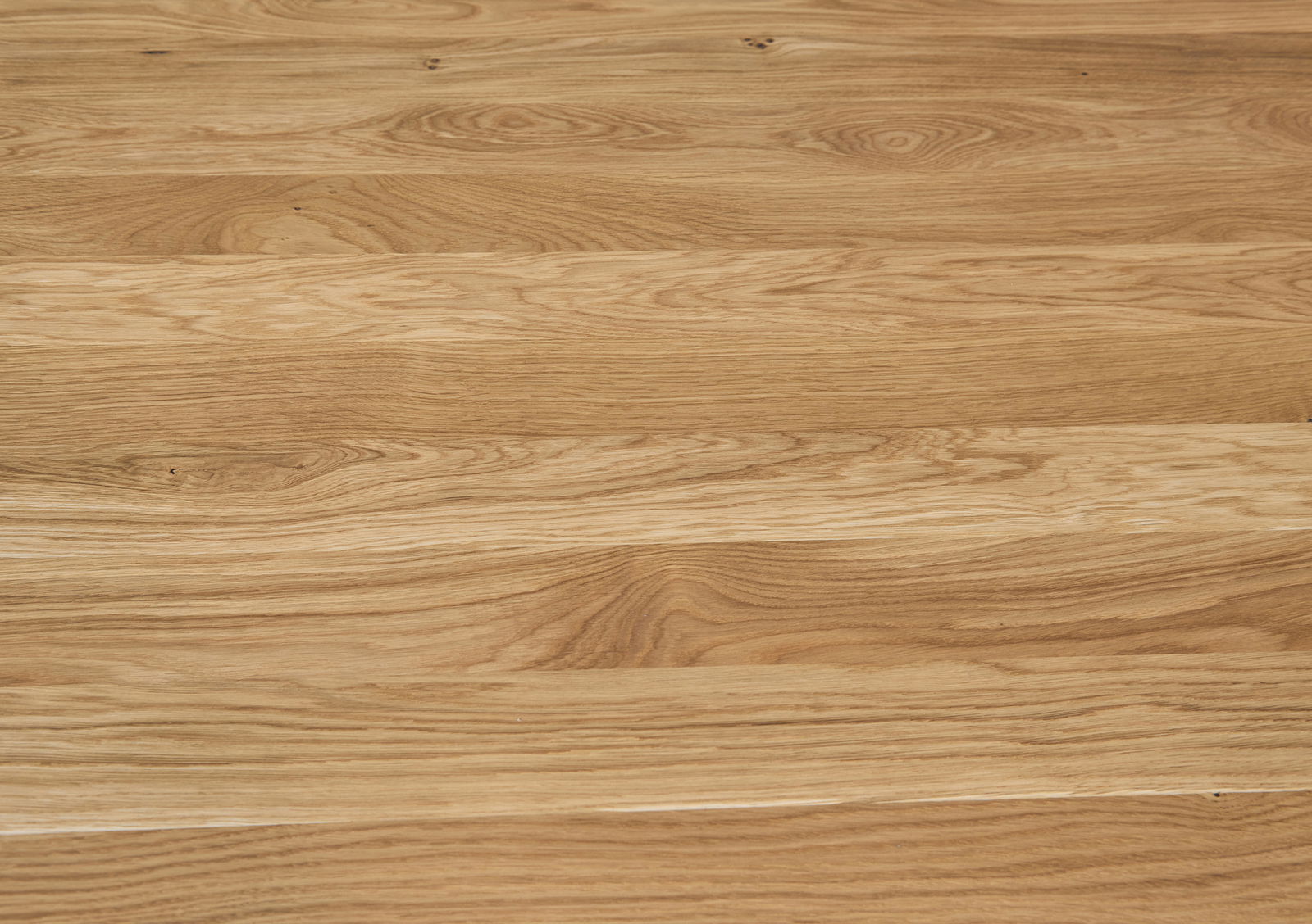 Nahaufnahme einer Holzoberfläche mit natürlicher Maserung, aus der Vogelperspektive fotografiert.